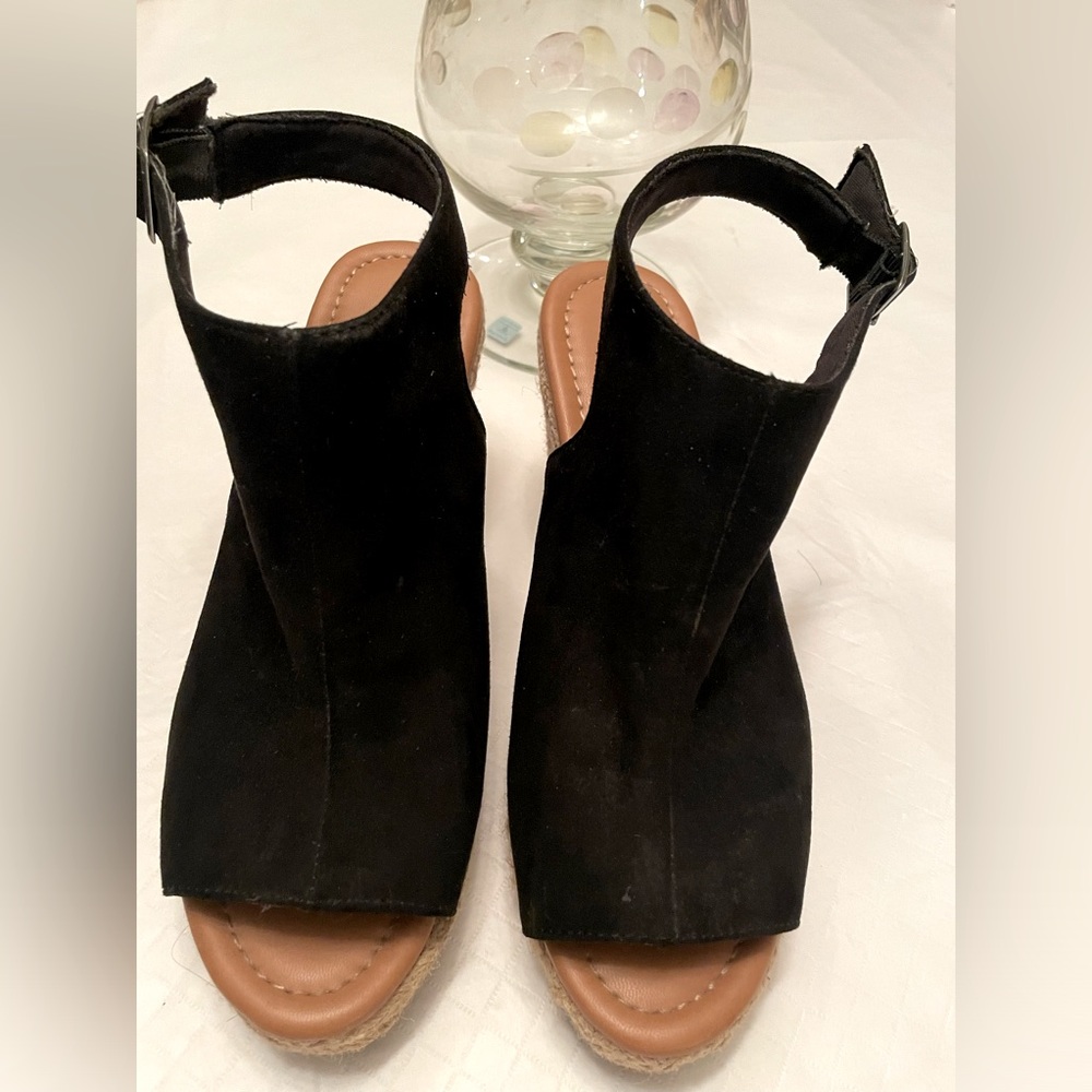 🌺🌺 2/$20.00🌺🌺George Tan coloured corded heel sueded black look upper & Buckles. - Picture 8 of 10